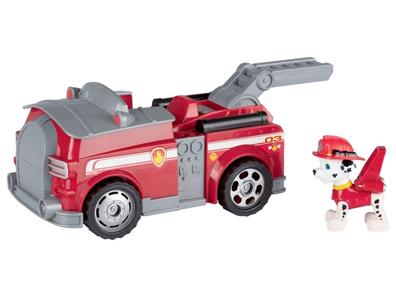 Ein rotes Feuerwehrauto und eine Spielfigur von Marshall aus Paw Patrol.