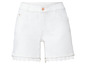Weiße Jeans-Shorts mit Spitze.
