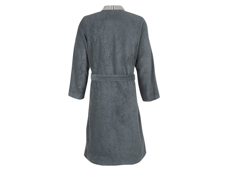 Ein grauer Bademantel mit gestreiftem Kragen.