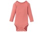 Ein rosa Baby-Body mit langen Ärmeln.