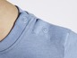 Ein hellblaues T-Shirt mit zwei Knöpfen.