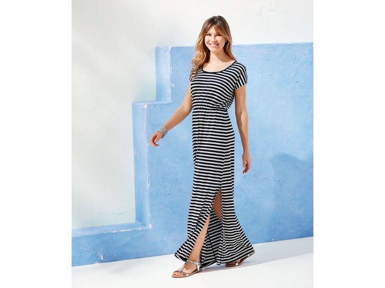 Eine Frau trägt ein gestreiftes Maxikleid.