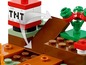 Lego Minecraft Set mit TNT, Bäumen und Brücke.
