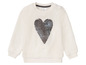 Weißer Pullover mit langen Ärmeln und einem Herz aus Pailletten.