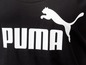 Schwarzes Puma T-Shirt mit weißem Logo.