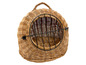 Weidenkorb für Haustiere mit Metallgitter und Griff.