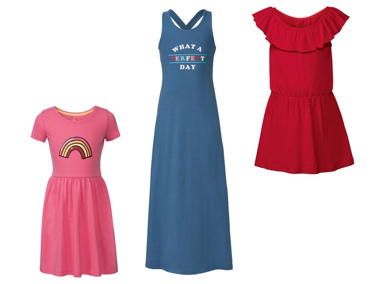 Drei Mädchenkleider: ein rosafarbenes mit Regenbogen, ein blaues mit dem Spruch 'What a perfect day' und ein rotes mit Rüschen.