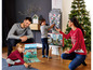 Eine Familie genießt Weihnachten mit Adventskalendern mit Pferden und Autos.