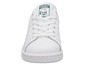 Weiße Adidas Stan Smith Sneaker mit grünen Details.