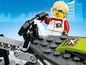 Eine LEGO Figur mit einem grünen X-Treme Motorrad