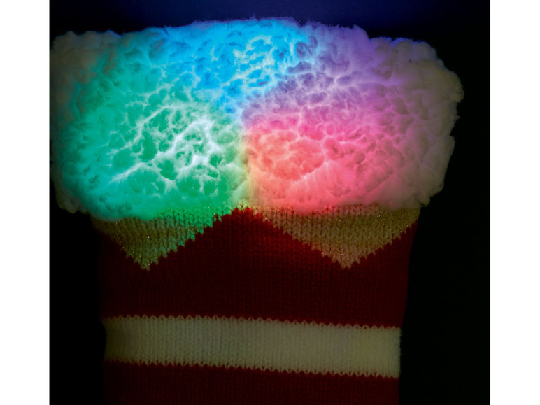 Ein roter, weißer und goldener Weihnachtssocken mit leuchtender Plüschspitze.