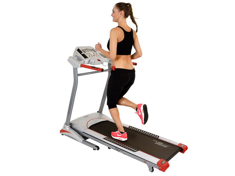 Eine Frau läuft auf einem Laufband.