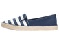 Blaue Espadrilles mit weißen Streifen.