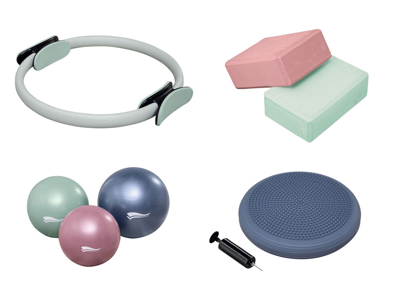Ein Pilatesring, zwei Yogablöcke und drei Gymnastikbälle.