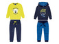 Zwei Kinderbekleidung-Sets mit Hoodies und Jogginghosen, eines mit einem Eisbärenmotiv und das andere mit einem Wintersportthema.