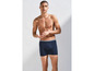 Mann in blauen Boxershorts