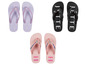 Drei Paar Flip-Flops: rosa mit DC-Logo, lila mit DC-Muster und schwarz mit JETTE-Schriftzug.