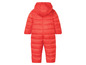 Ein roter Winteroverall für Babys mit Kapuze.