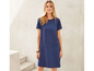 Eine Frau trägt ein blaues Kleid mit kurzen Ärmeln.