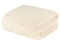 Ein cremefarbenes Handtuch, das auf einem weißen Hintergrund gefaltet ist.