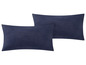 Zwei dunkelblaue Kissenbezüge.