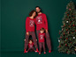Eine Familie in Weihnachtspyjamas mit einem Weihnachtsbaum.