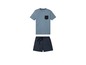 Ein blaues T-Shirt mit Tasche und blaue Shorts mit Muster.