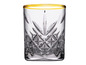 Ein gravierter Glas mit goldenem Rand.
