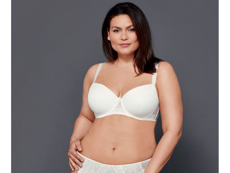 Eine Frau trägt einen weißen BH und Slip.