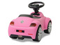 Ein rosa Volkswagen Beetle Laufrad für Kinder.