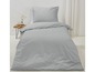Ein graues Bettbezugset mit Bettdecke und Kissen.