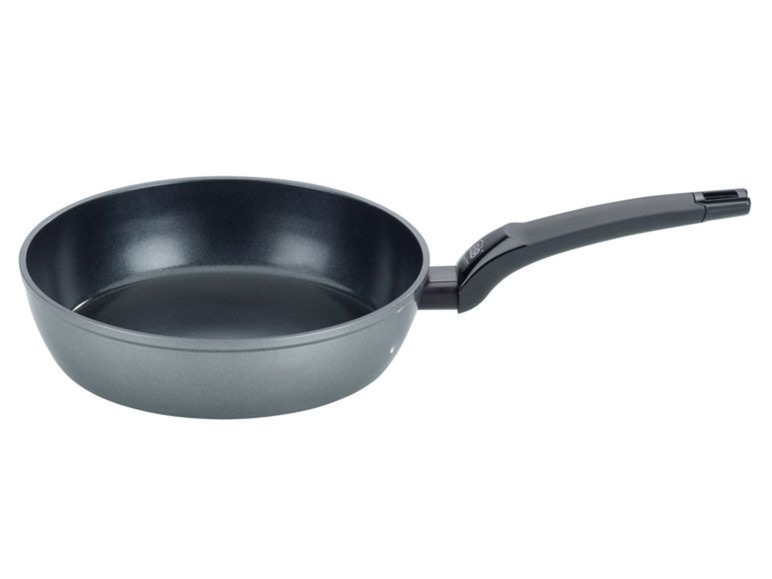 Eine graue Bratpfanne mit schwarzem Griff.
