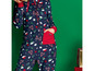 Ein dunkelblauer Weihnachts-Pyjama mit Kapuze und roten Details.