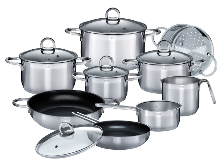 Ein WMF Kochgeschirr-Set, darunter Töpfe, eine Pfanne und ein Dampfgarer.