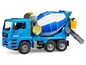 Ein blauer Bruder MAN Betonmischer mit drehender Trommel.