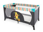 Ein Winnie Puuh Babyreisebett mit gestreiftem Design.