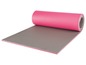 Eine rosa und graue Schlafmatte zum Campen.