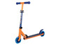 Ein orangefarbener Scooter mit blauen Rädern und Nerf-Design.