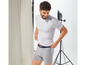 Mann in weißem T-Shirt und grauen Boxershorts der Marke Mexx.