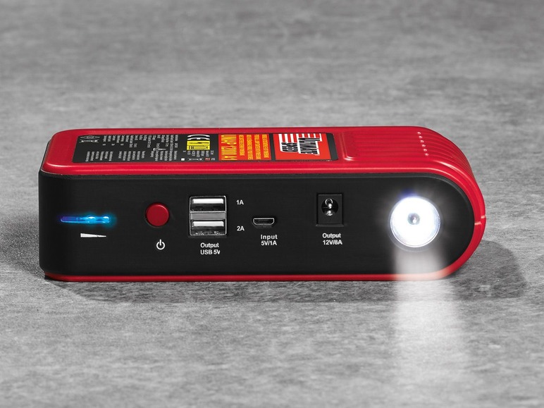 Ein roter Jump Starter mit USB- und 12V-Anschlüssen und einer LED-Lampe.