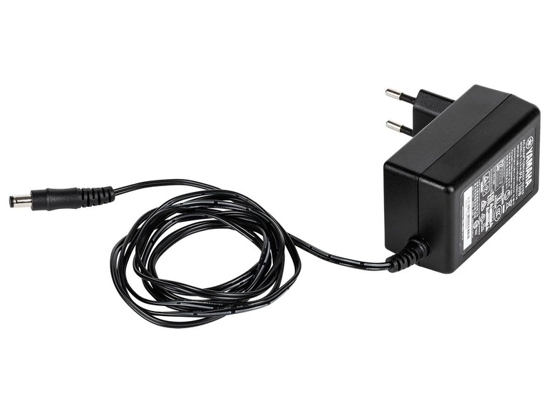 Ein schwarzer Yamaha AC-Adapter mit Kabel.