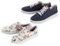 Zwei Paar niedrige Sneakers, ein Paar in Dunkelblau, ein Paar mit Blumenmuster.