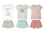 Drei Pyjama-Sets mit kurzen Ärmeln und Shorts für Mädchen, mit Drucken wie Blumen, Streifen und Text.