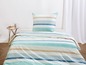 Ein Bettbezug mit einem gestreiften Muster in Blau- und Grüntönen.