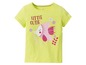Ein gelbes T-Shirt mit einem Fisch und dem Schriftzug 'Little Cutie'.