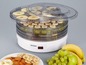 Ein Severin Lebensmitteldehydrator mit getrockneten Äpfeln, Bananen und Trauben.