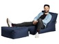 Ein Mann sitzt in einem blauen Sitzsack von Sitting Point.