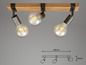 Drei Lampen mit einer Holzschiene im industriellen Stil.
