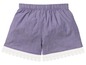 Lila Shorts mit weißer Spitze.