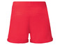 Rote Shorts mit umgeschlagenem Saum.